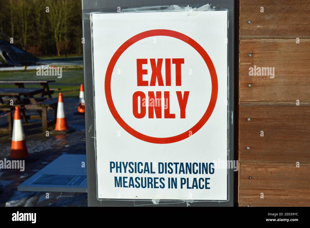 Solo uscita e segnale di distanza fisica al Take-away Cafe nel Lochore Country Park, Fife, Scozia, Regno Unito. Assunto durante la pandemia di covid-19. Foto Stock