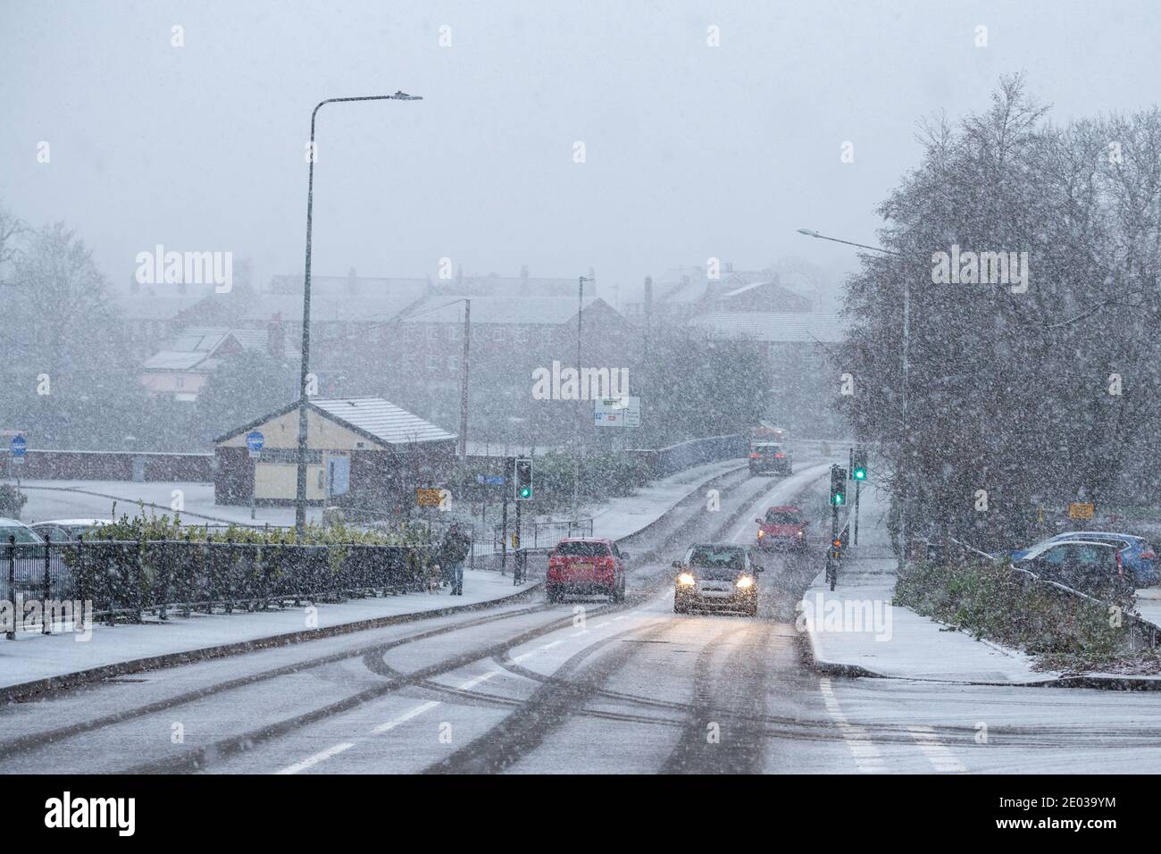 Wellington Town Centre, Regno Unito. 29 Dicembre 2020 disturbo del traffico causato da Bizzard Credit: Eddie Cloud/Alamy Live News. Foto Stock