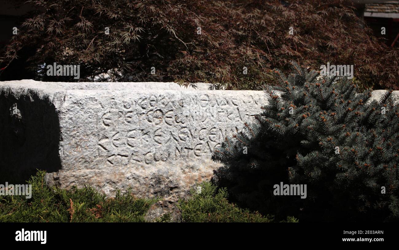 Nella piazza della città di Douma, in Libano, si trova questo sarcofago, recante un'iscrizione greca che riporta che questo era il luogo di sepoltura di Castor, morto Foto Stock