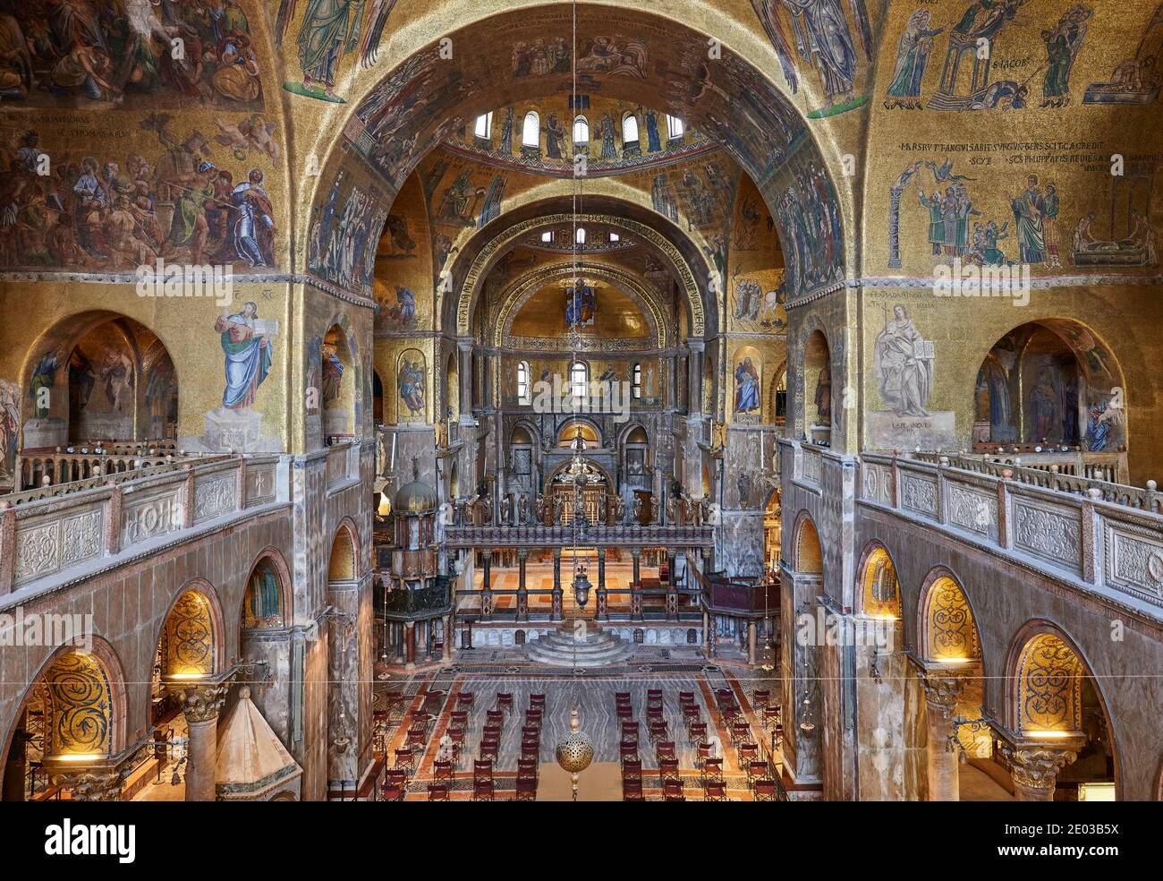 Splendidi mosaici dorati all'interno della Basilica di San Marco, interni dalla galleria sopra l'ingresso principale, Venezia, Veneto, Italia Foto Stock
