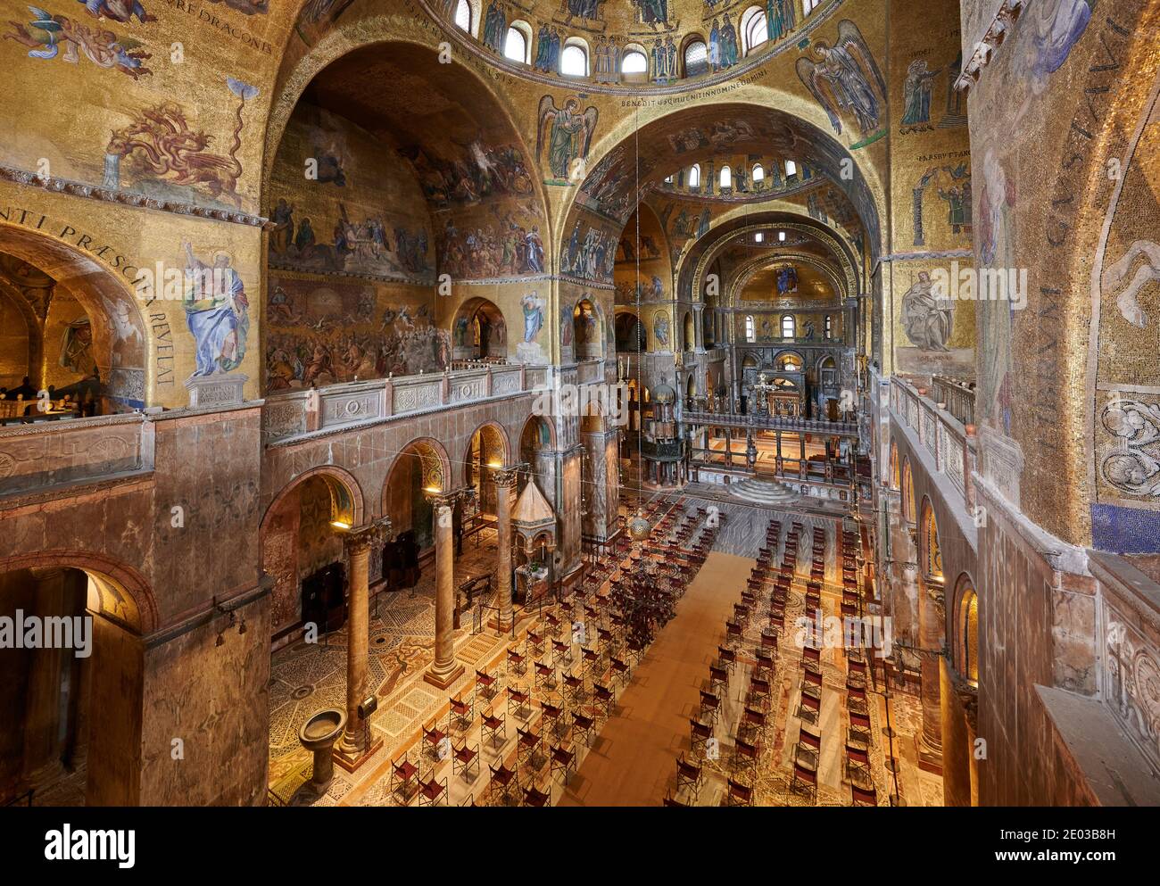 Splendidi mosaici dorati all'interno della Basilica di San Marco, interni dalla galleria sopra l'ingresso principale, Venezia, Veneto, Italia Foto Stock