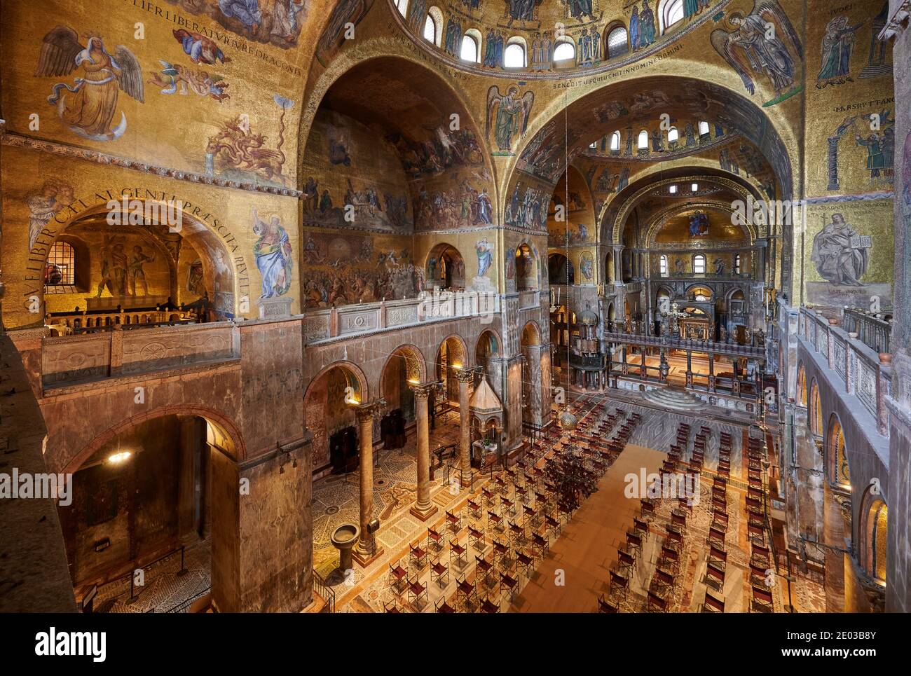 Splendidi mosaici dorati all'interno della Basilica di San Marco, interni dalla galleria sopra l'ingresso principale, Venezia, Veneto, Italia Foto Stock