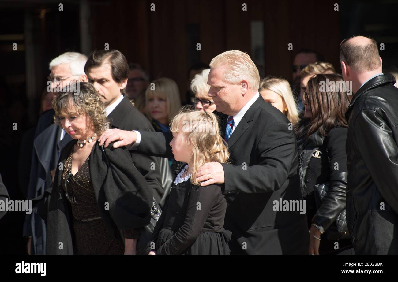 La famiglia Ford fuori dal Municipio durante Rob Ford, ex sindaco di Toronto, scene funerarie. La processione camminava dal Municipio al St. James Cathedr Foto Stock