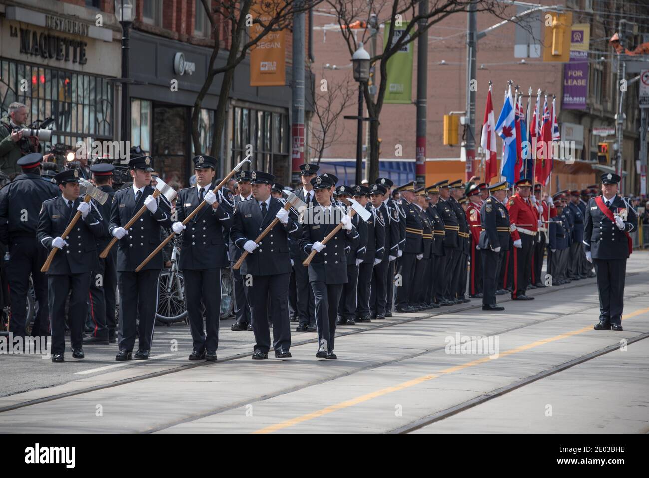 Parata militare durante le scene funerarie di Rob Ford, Toronto, Canada-Marzo 2016 Foto Stock