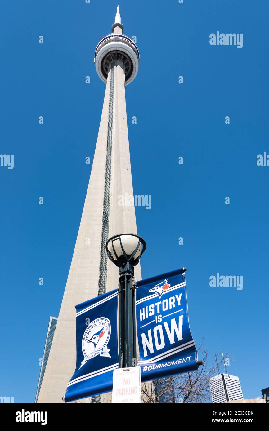 La CN Tower con Blue Jays Banners, Toronto, Canada-Aprile 2016 Foto Stock