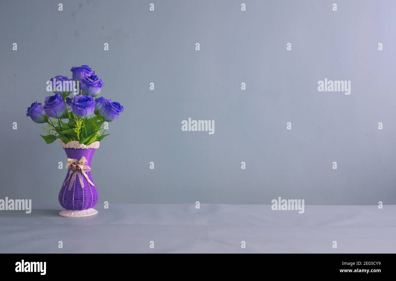 Bouquet artificiale di rose blu in cesto di fiori, decorazioni per interni, minimalismo, spazio per la copia Foto Stock