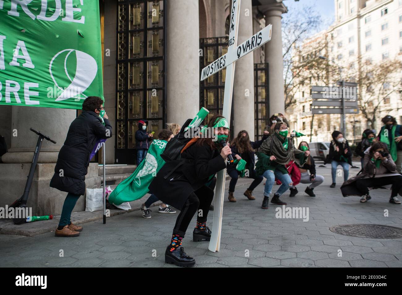 Barcellona, Catalogna, Spagna. 29 Dic 2020. La donna è vista cantare con i manifestanti.il movimento argentino, Green Tide (Marea Verde), fa una chiamata di fronte al consolato argentino a Barcellona che martedì, 29 dicembre, il giorno che il Senato argentino dibatte per dare la sanzione finale ad una legge che permette l'interruzione volontaria della gravidanza. Credit: Thiago Prudencio/DAX/ZUMA Wire/Alamy Live News Foto Stock