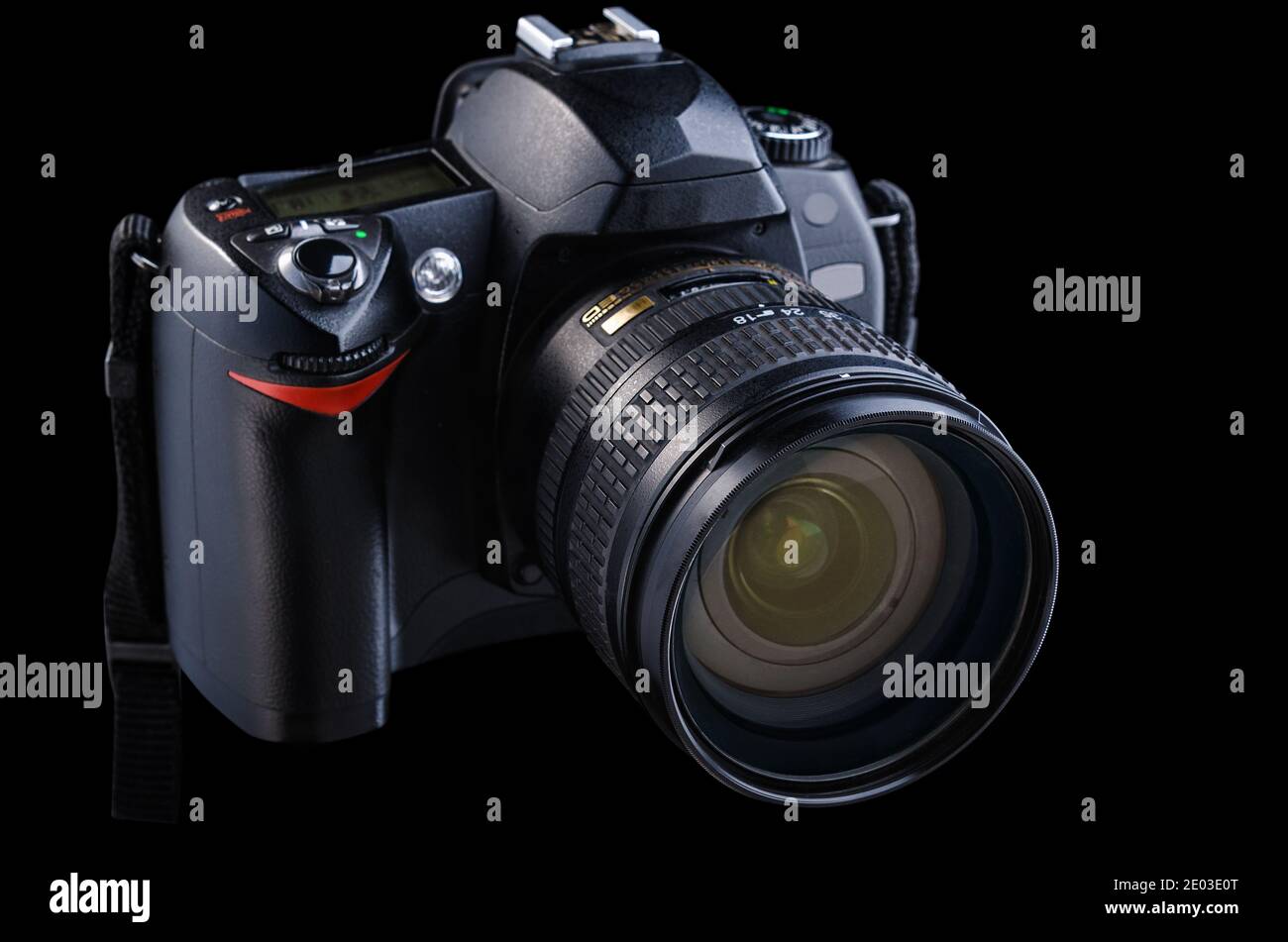 Fotocamera reflex digitale su sfondo nero Foto Stock