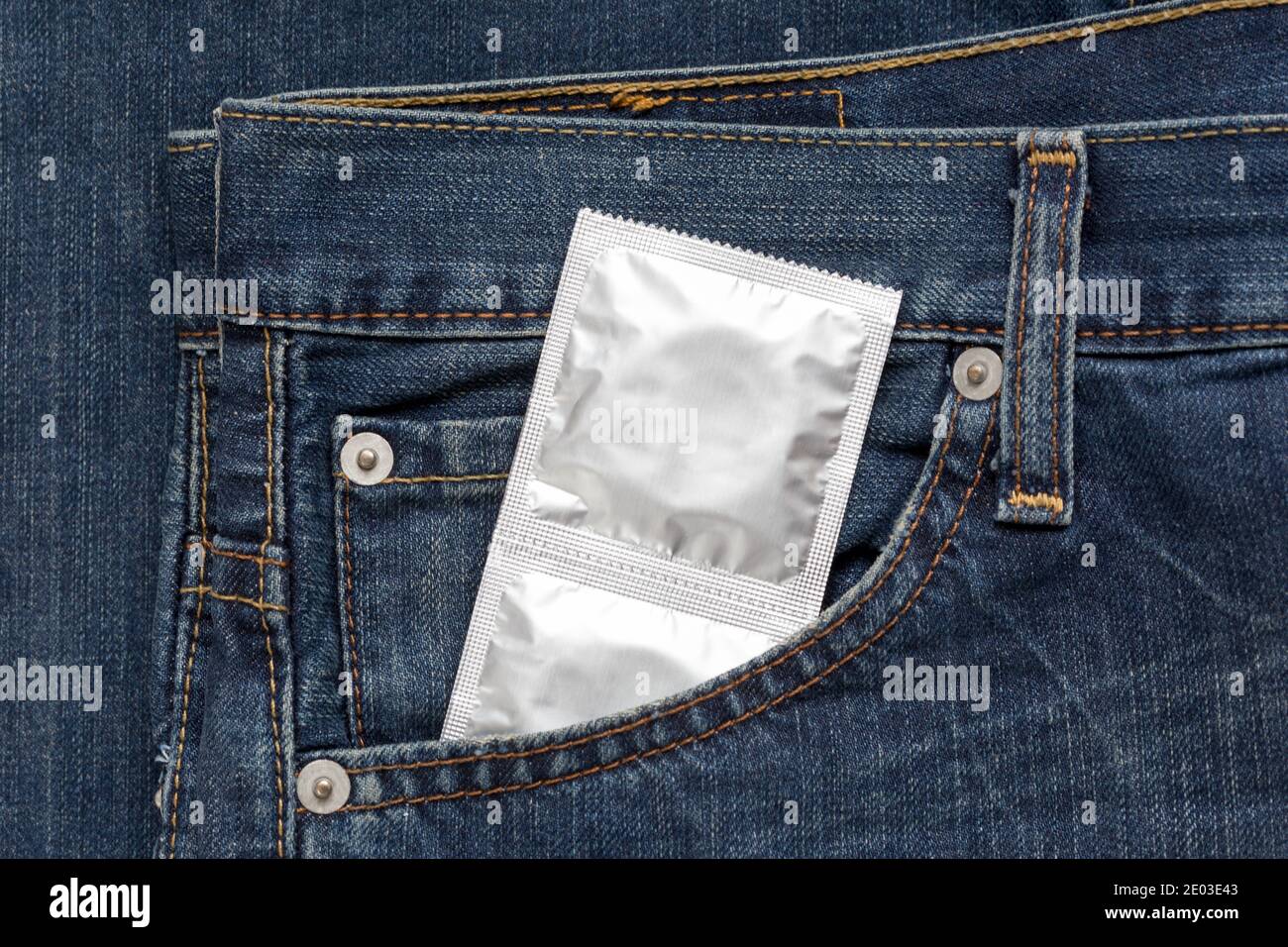 I preservativi in argento sono sdraiati nella tasca laterale dei jeans. Concetto sicuro sesso, prevenzione da AIDS e uno stile di vita sano. Foto Stock