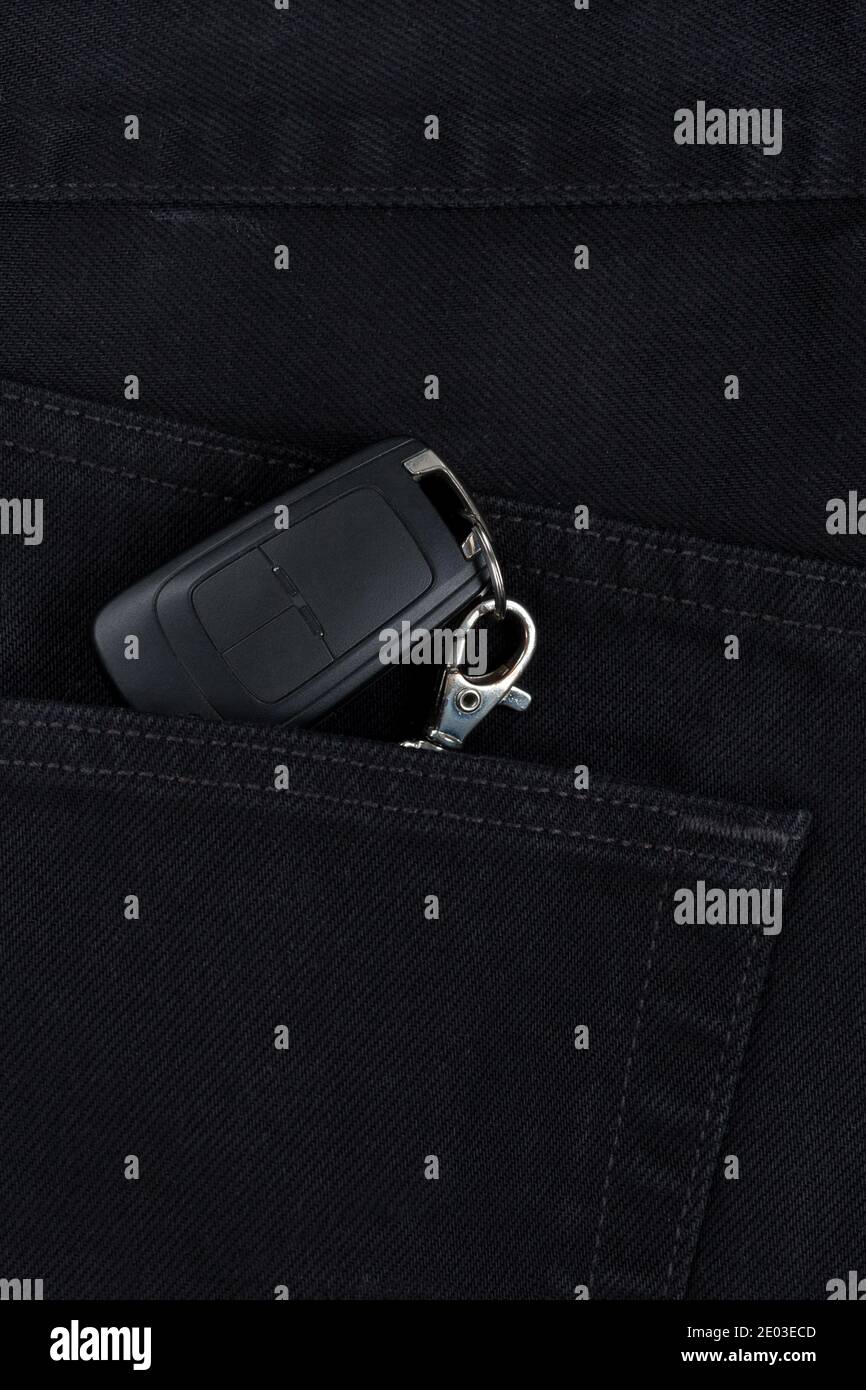 La chiave di accensione si trova nella tasca laterale dei pantaloni neri. Stile di vita moderno. Foto Stock