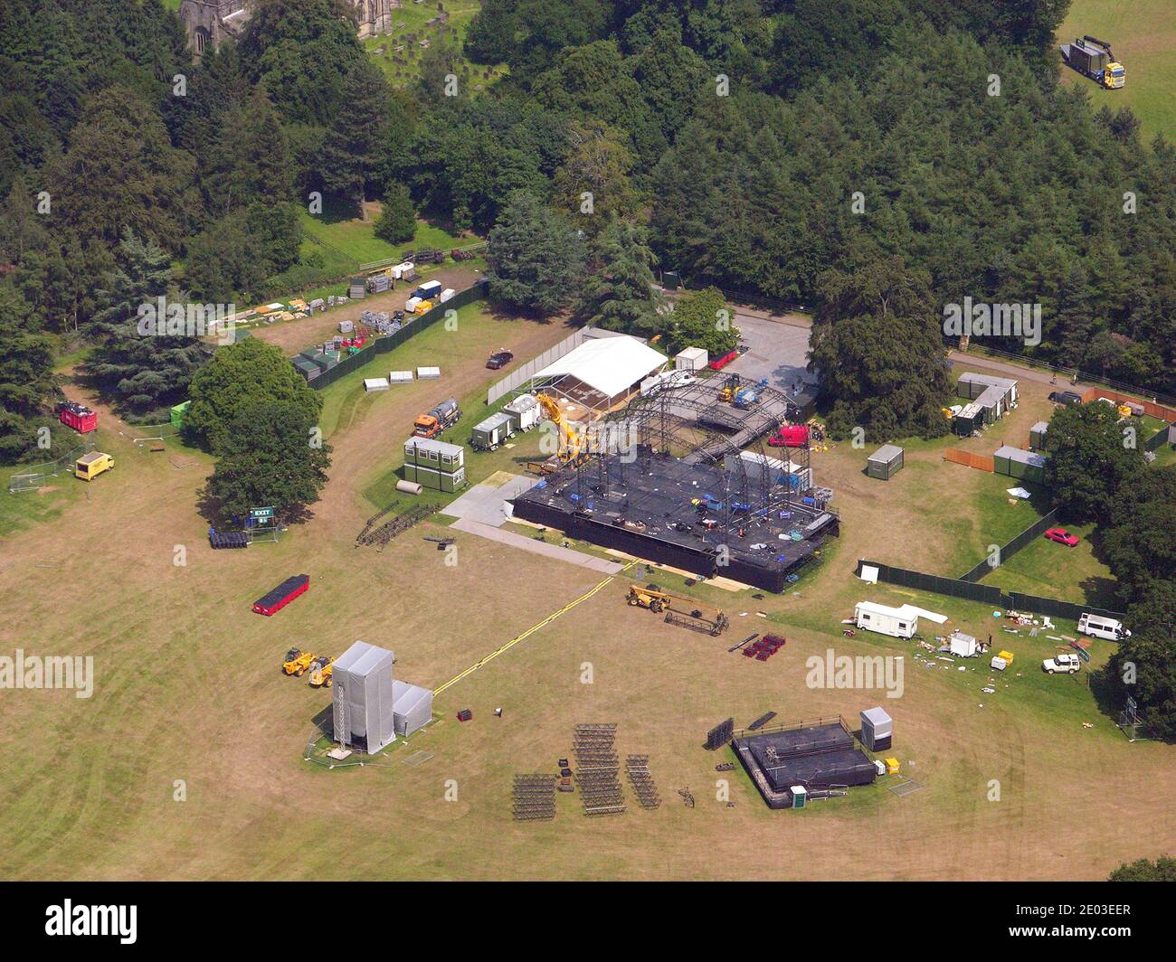 Vista aerea di un palco esterno in fase di creazione ad Harewood, Leeds nel 2006 Foto Stock