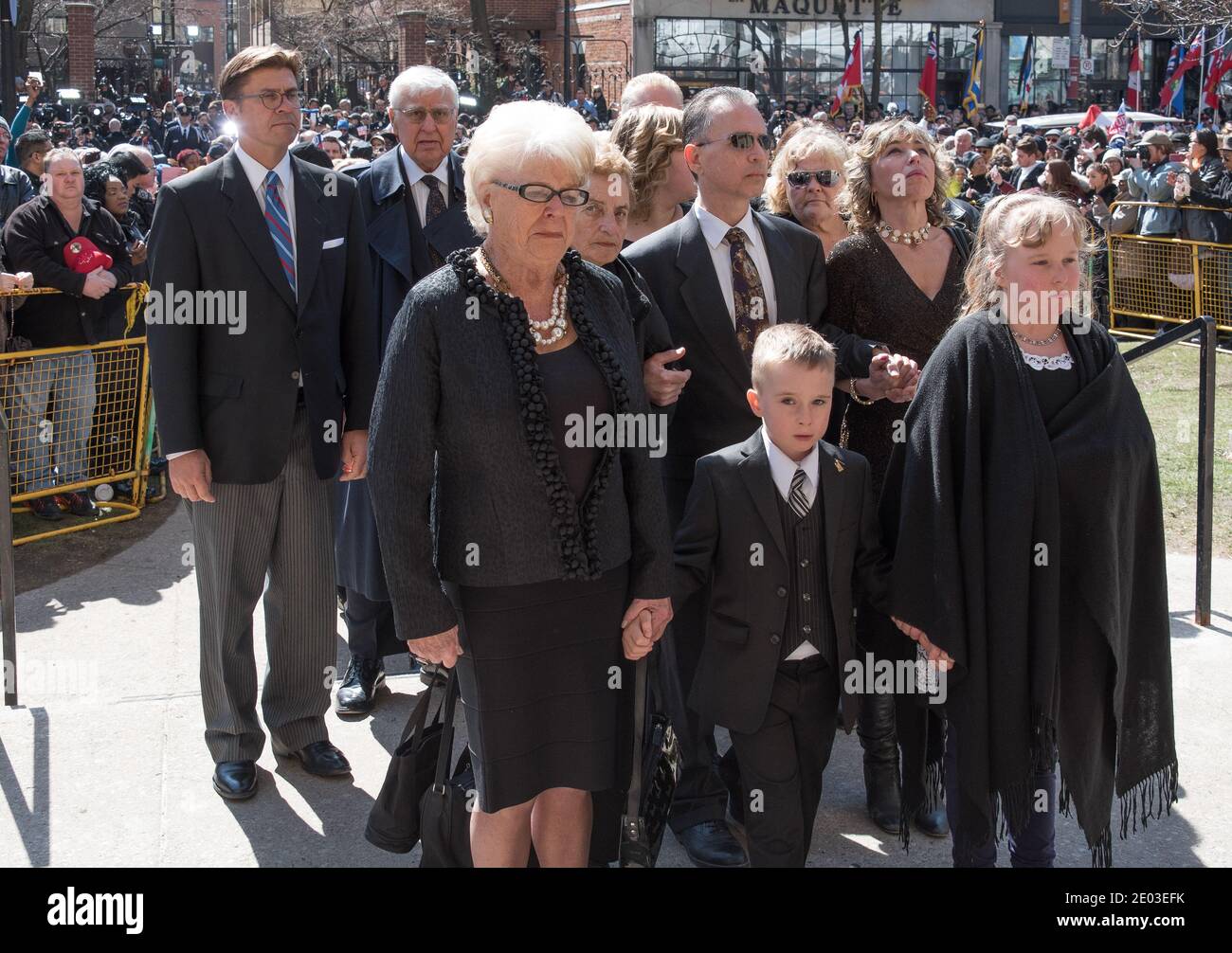 Diane Ford entra nella Cattedrale di Saint James durante i funerali di suo figlio Rob Ford, Toronto, Canada-Marzo 2016 Foto Stock