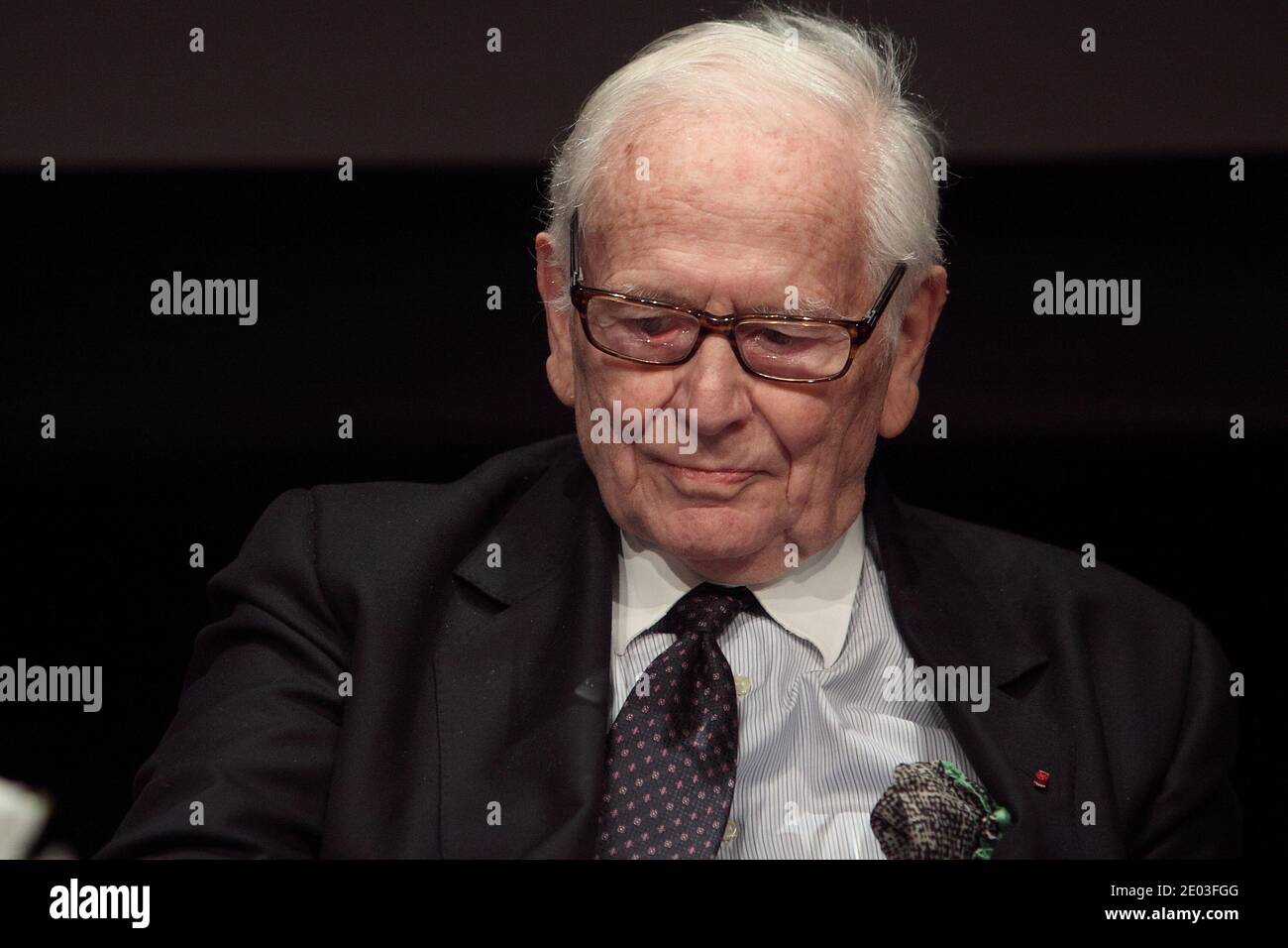 **FILE FOTO** Pierre Cardin è morto a 98. MADRID, SPAGNA - APRILE 07: **NO SPAGNA** il fashion designer francese italiano Pierre Cardin parla con il suo direttore di moda Maryse Gaspard durante una conferenza dal titolo 'la proiezione scenografica di Pierre Cardin' presso l'Istituto Francese il 7 aprile 2014 a Madrid, Spagna persone: Pierre Cardin Foto Stock