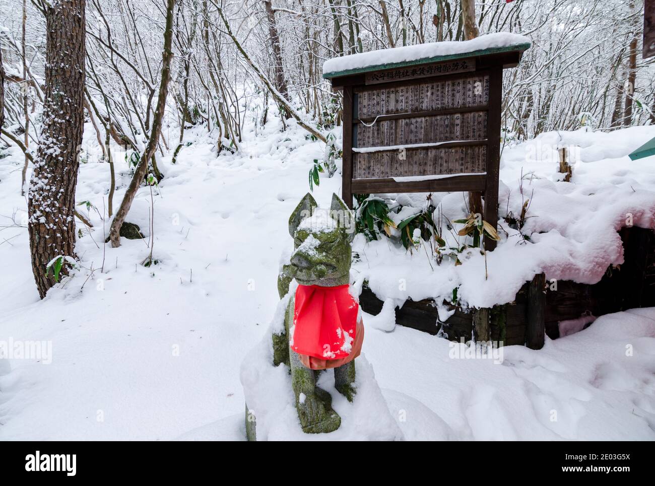 Spettacolare ingresso rosso torii del Santuario Ana Mori Inari al Parco Sainokawara, Kusatsu all'aperto Onsen, Giappone. Foto Stock