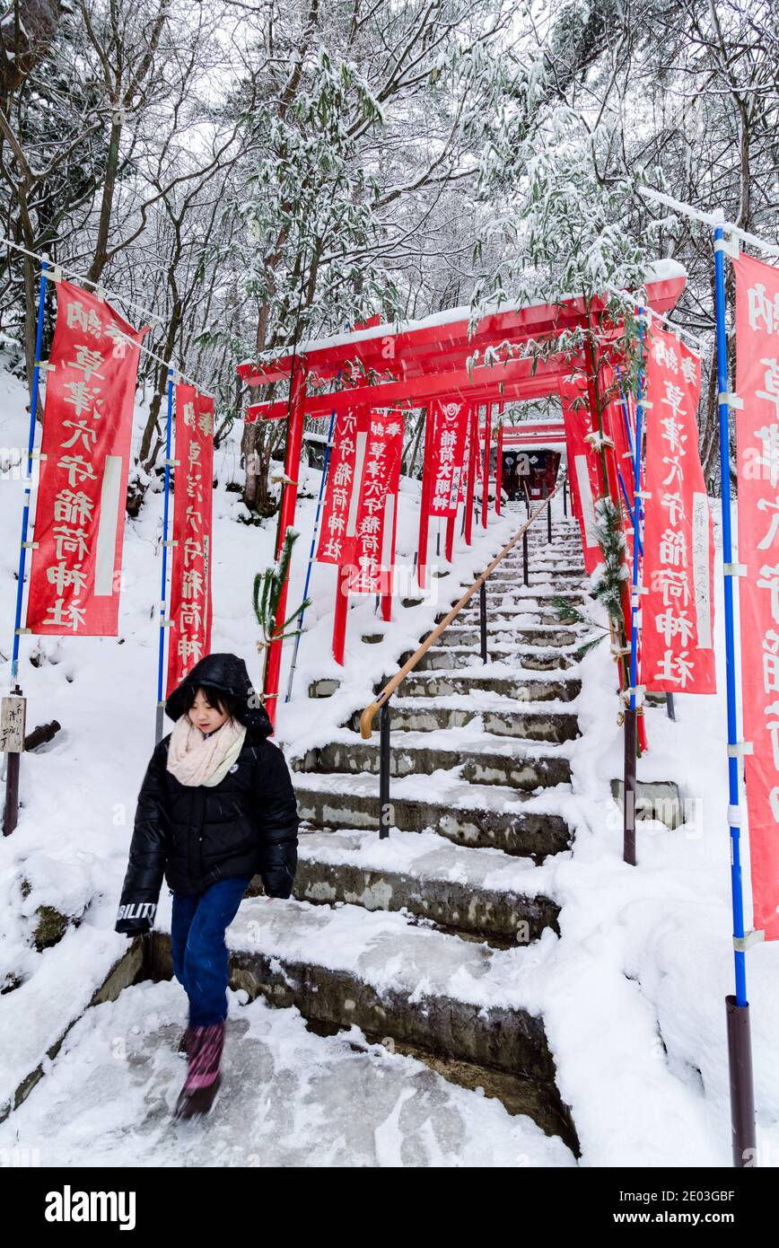 Spettacolare ingresso rosso torii del Santuario Ana Mori Inari al Parco Sainokawara, Kusatsu all'aperto Onsen, Giappone. Foto Stock
