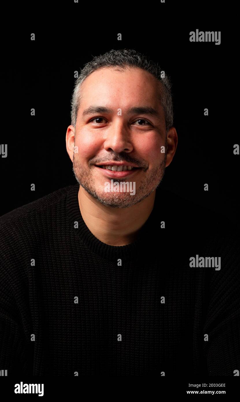 Portrair di un giovane uomo su sfondo nero Foto Stock