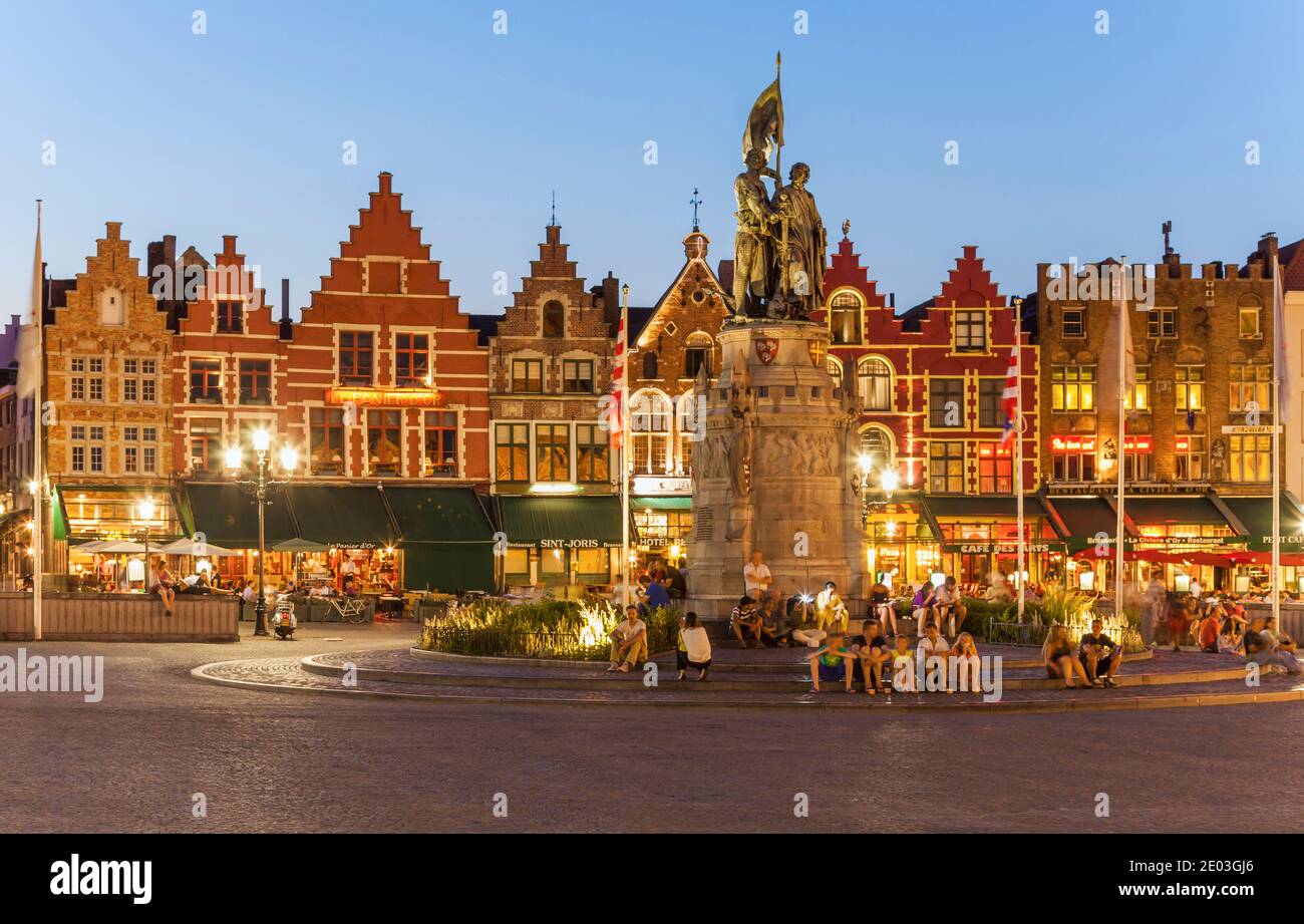 Ristoranti e il monumento Jan Breydal al mercato di Bruges, Belgio Foto Stock
