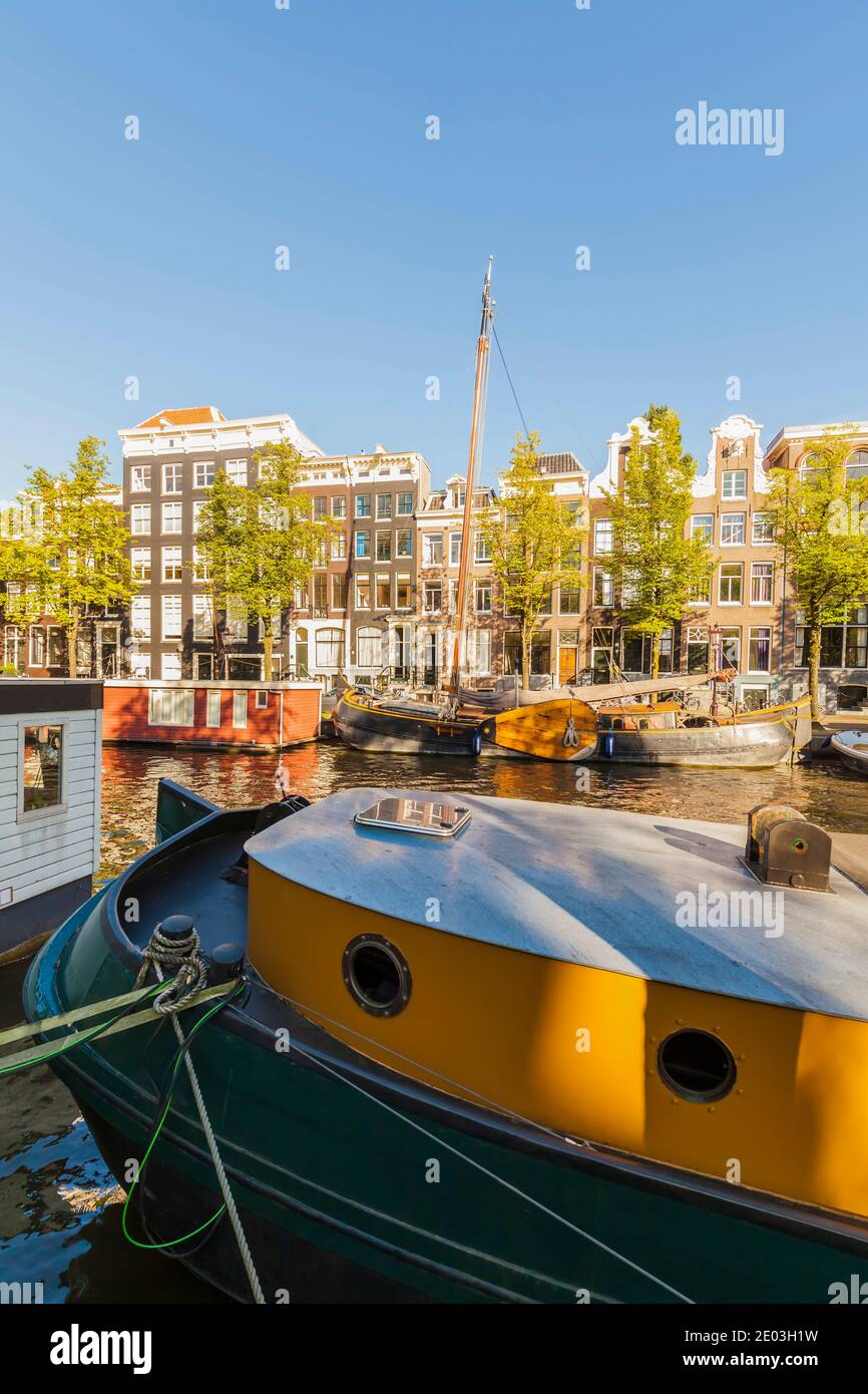Case galleggianti in un canale cittadino ad Amsterdam Foto Stock