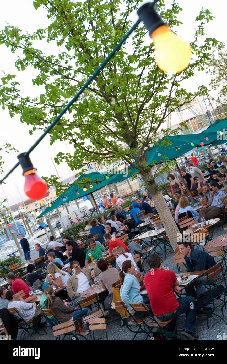 Birreria all'aperto del ristorante e caffè Hafenhalle a Costanza, lago di Costanza, Germania Foto Stock