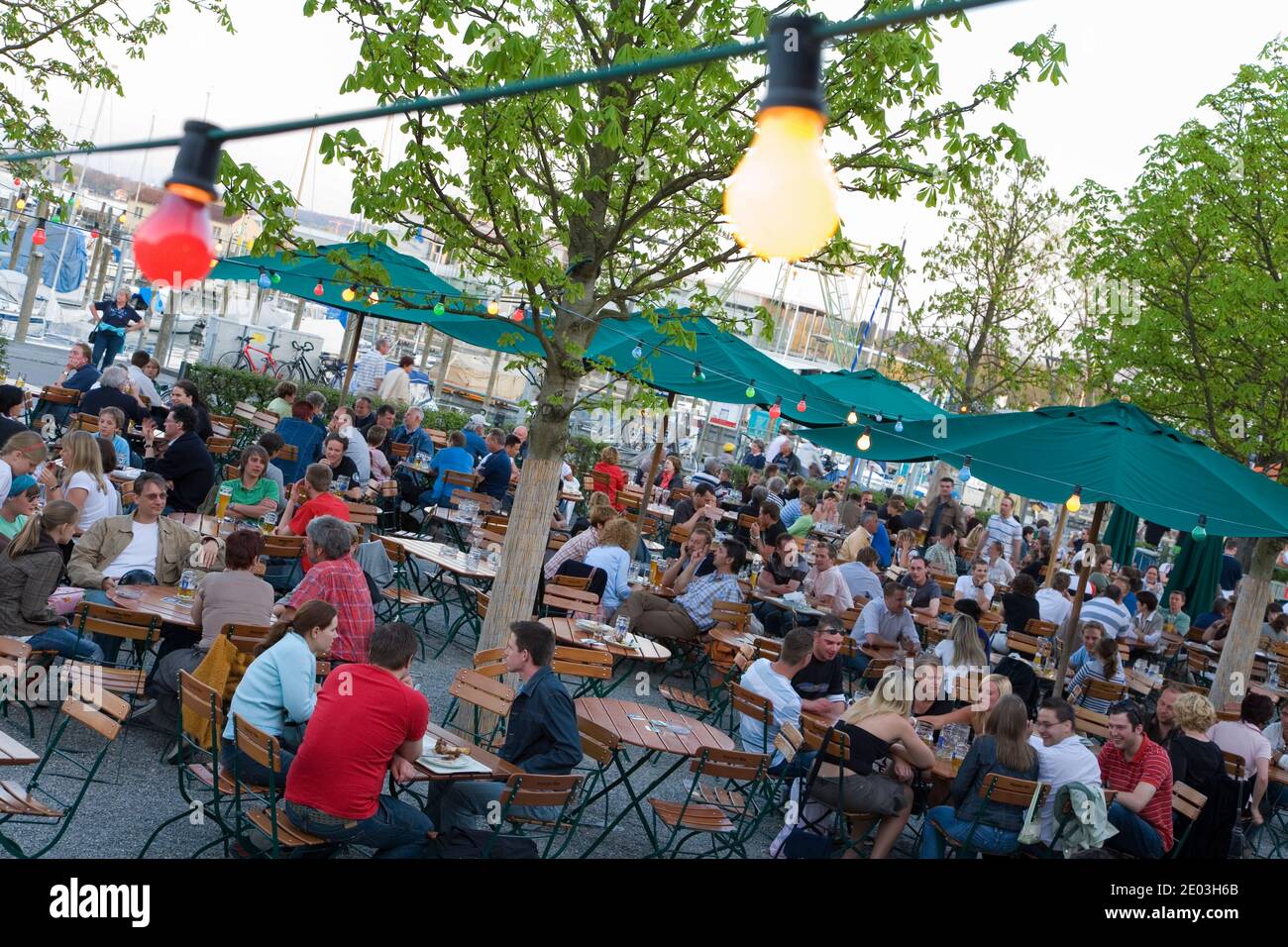 Birreria all'aperto del ristorante e caffè Hafenhalle a Costanza, lago di Costanza, Germania Foto Stock