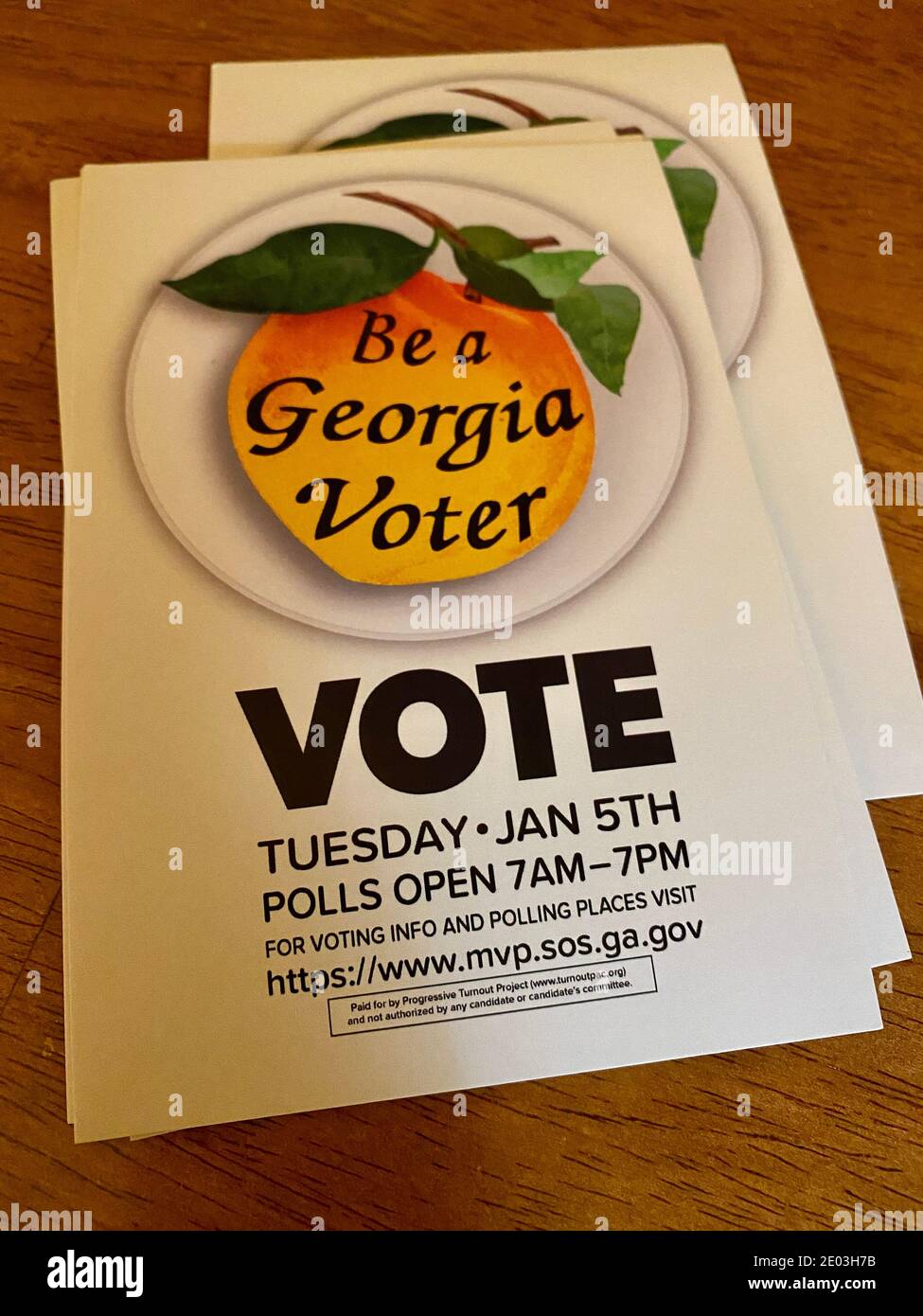 Cartoline agli elettori della Georgia che li incoraggiano a votare nelle elezioni di martedì 5 gennaio del Senato per Jon Ossoff e il Rev. Warnock. Foto Stock