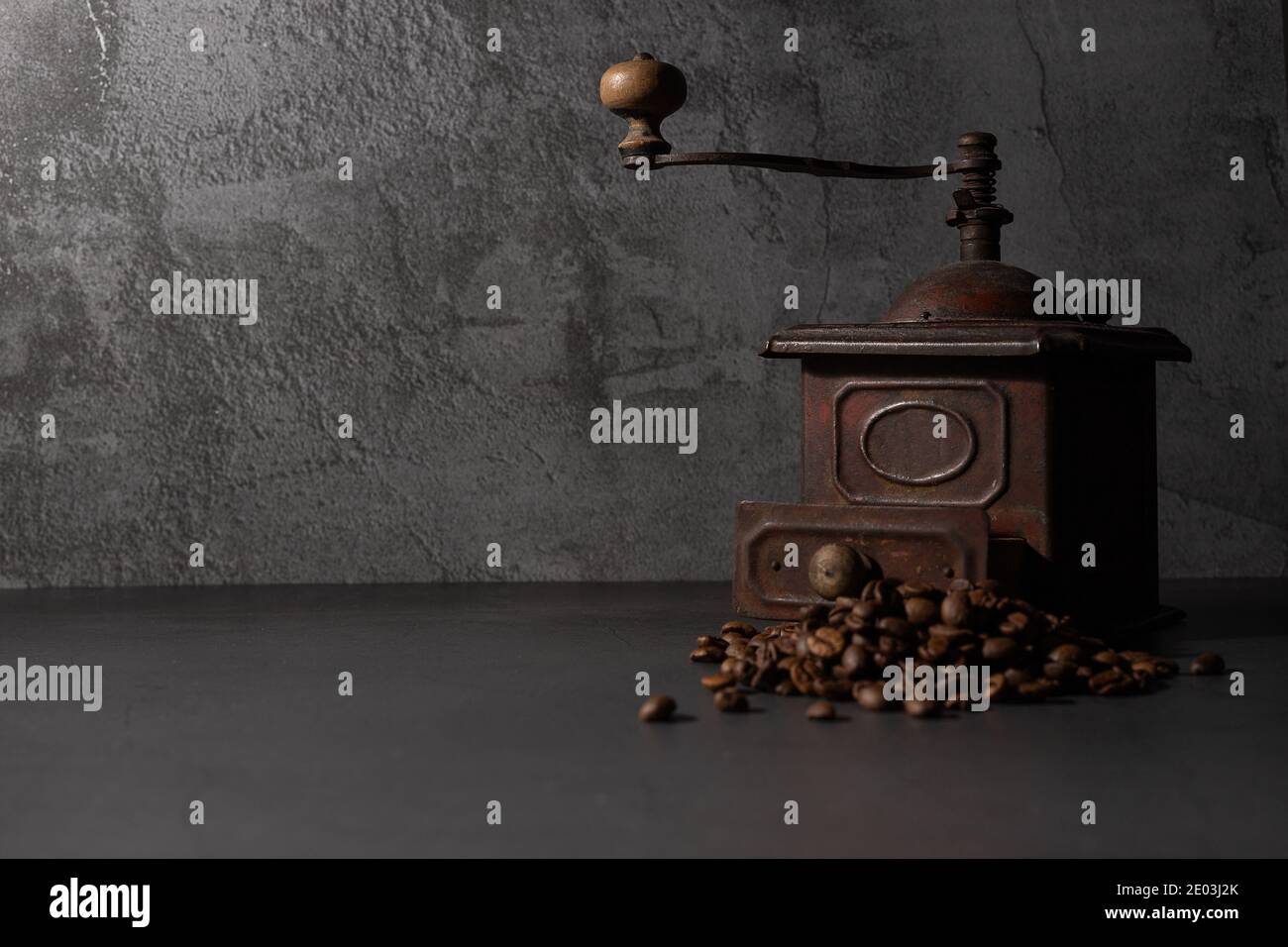 Macinacaffè e chicchi di caffè vecchi. Sfondo grigio con un tema di caffè aromatico. Foto Stock