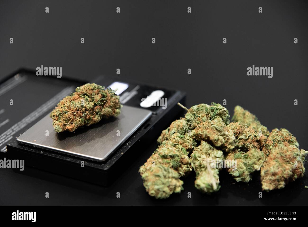 Germogli di cannabis e altri utensili da fumo Foto Stock