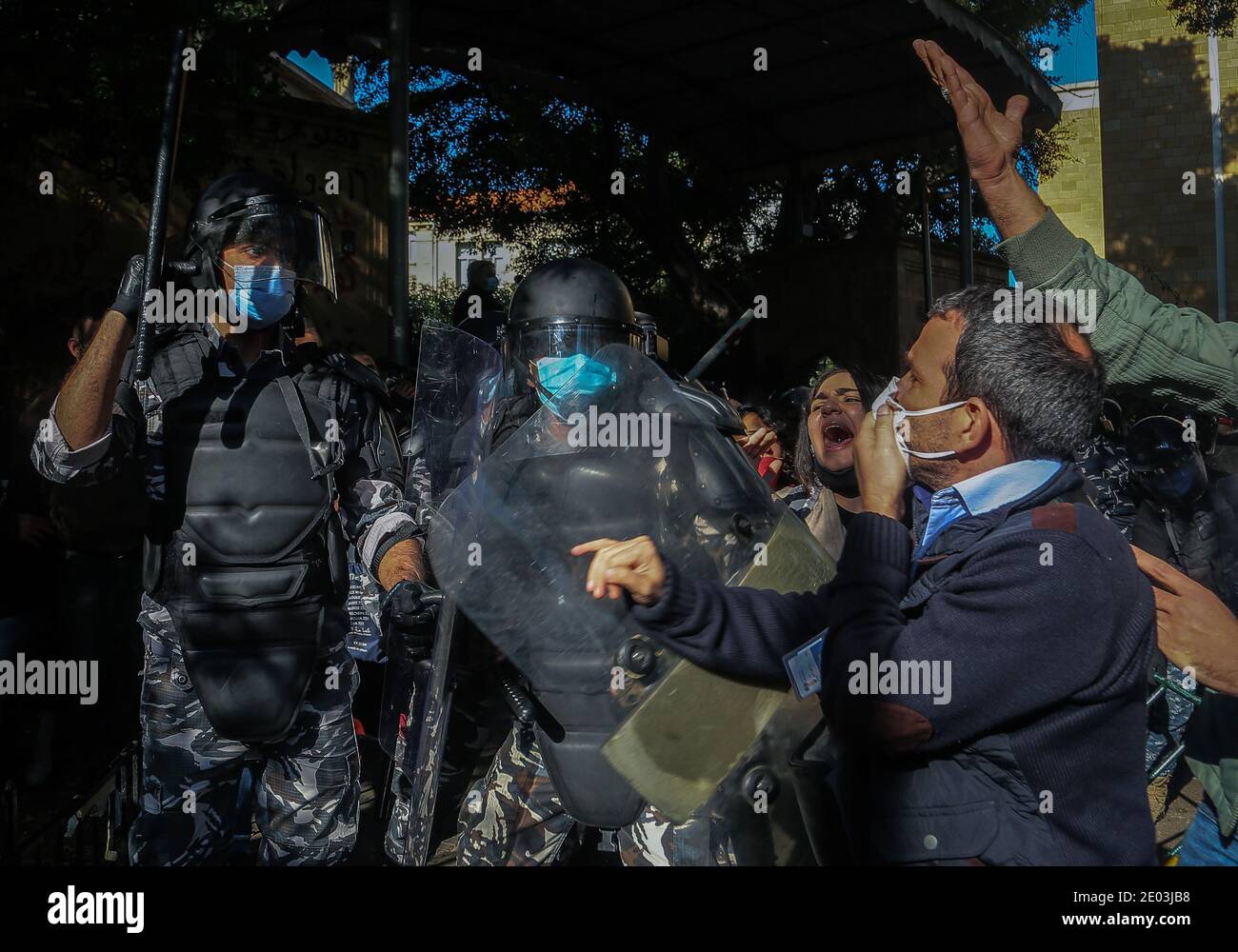 Beirut, Libano. 29 Dic 2020. Poliziotti in rivolta si scontrano con studenti universitari e attivisti anti-governativi durante una manifestazione contro le tasse scolastiche elevate in mezzo alla crisi economica in corso e all'impasse politica, al di fuori dell'Università americana di Beirut (AUB). Credit: Marwan Naamani/dpa/Alamy Live News Foto Stock