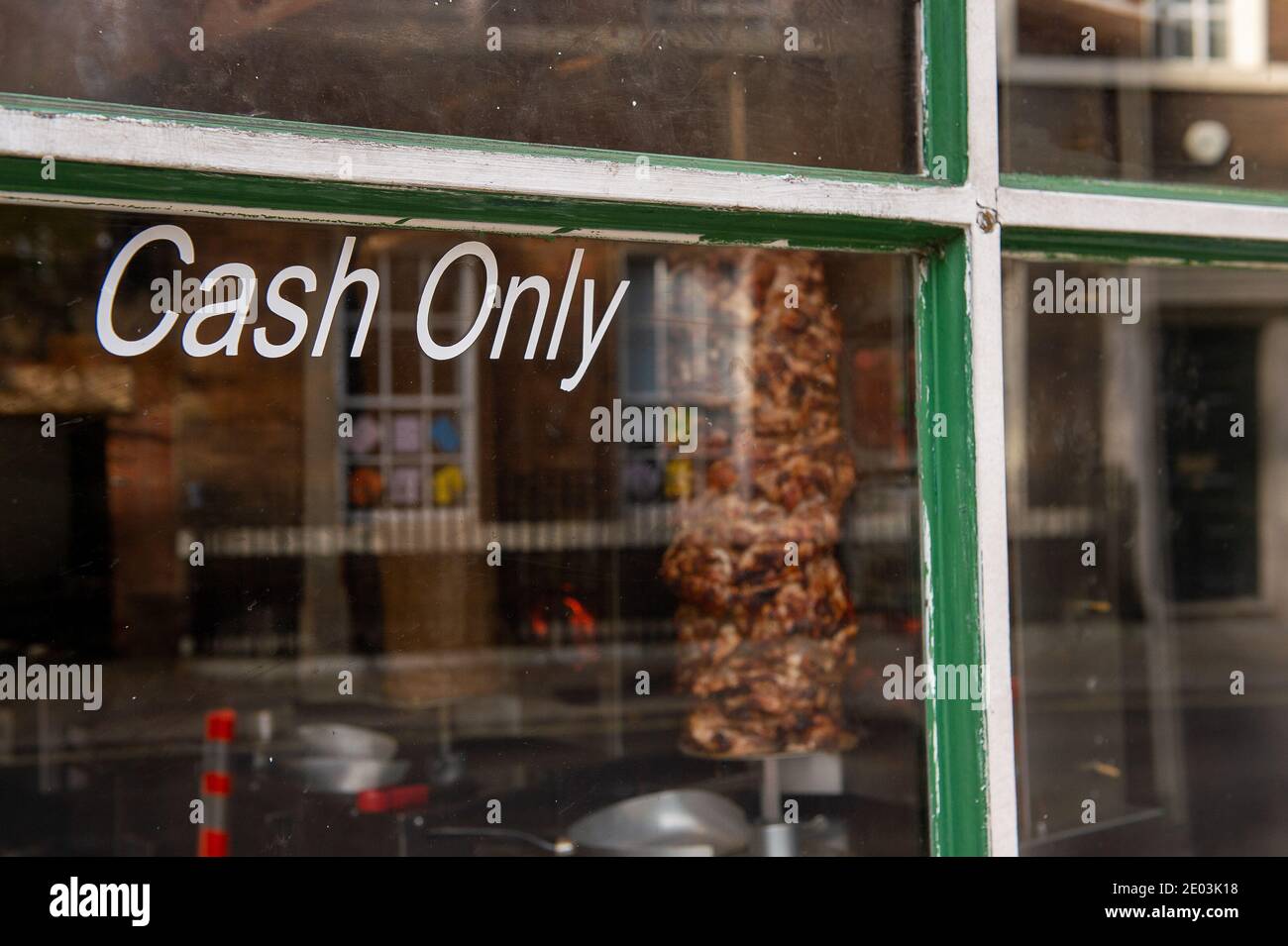 Windsor, Berkshire, Regno Unito. 6 novembre 2020. Un negozio di kebab che prende solo contanti. Molti negozi stanno prendendo solo pagamenti con carta per aiutare a fermare la diffusione del Covid-19. Windsor era tranquilla oggi il secondo giorno del secondo blocco del Covid-19. Il numero di casi positivi di Covid-19 è in aumento a Windsor e Maidenhead e altrove in Inghilterra e ci sono preoccupazioni che la pandemia peggiorerà durante l'inverno mettendo sotto pressione l'NHS. Credito: Maureen McLean/Alamy Foto Stock