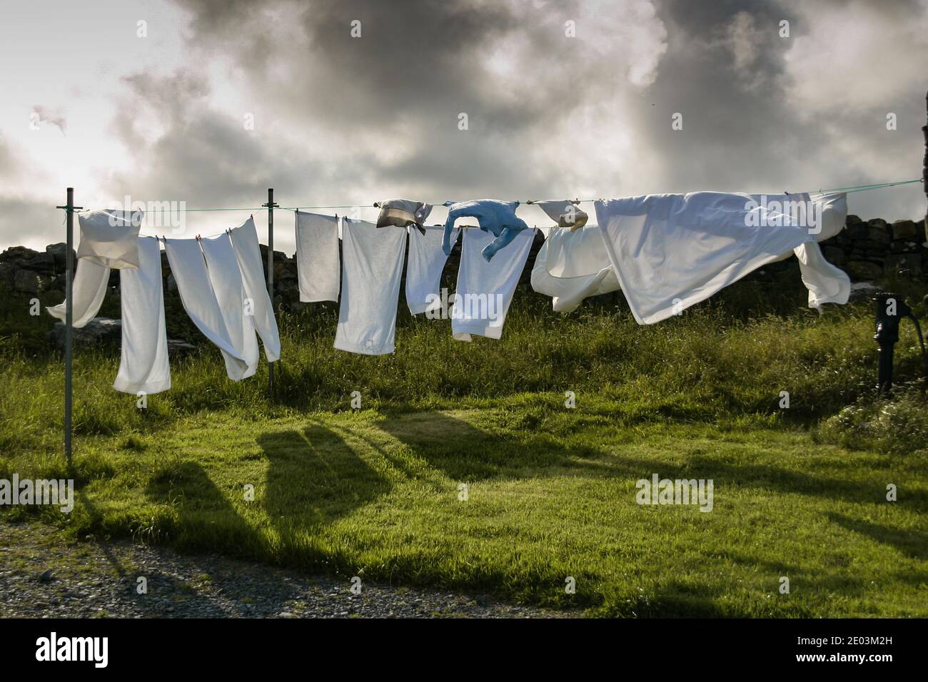 Bucato fresco danzare nel vento in una giornata di sole Foto Stock