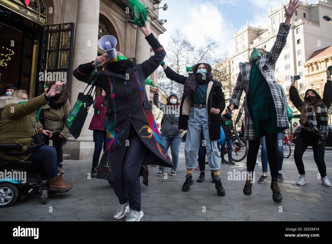 Un manifestante parla attraverso un megafono durante la manifestazione.il movimento argentino, Green Tide (Marea Verde) fa una chiamata di fronte al consolato argentino a Barcellona, il giorno in cui il Senato argentino discute per dare la sanzione finale ad una legge che permette l'interruzione volontaria della gravidanza. Foto Stock