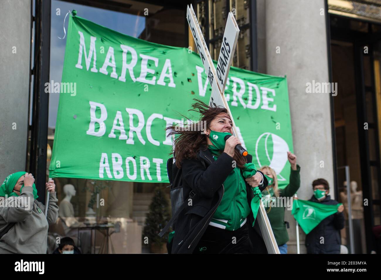 Una donna parla ai manifestanti durante la manifestazione.il movimento argentino, Green Tide (Marea Verde) fa una chiamata di fronte al consolato argentino a Barcellona, il giorno in cui il Senato argentino discute di dare la sanzione finale ad una legge che permette l'interruzione volontaria della gravidanza. Foto Stock