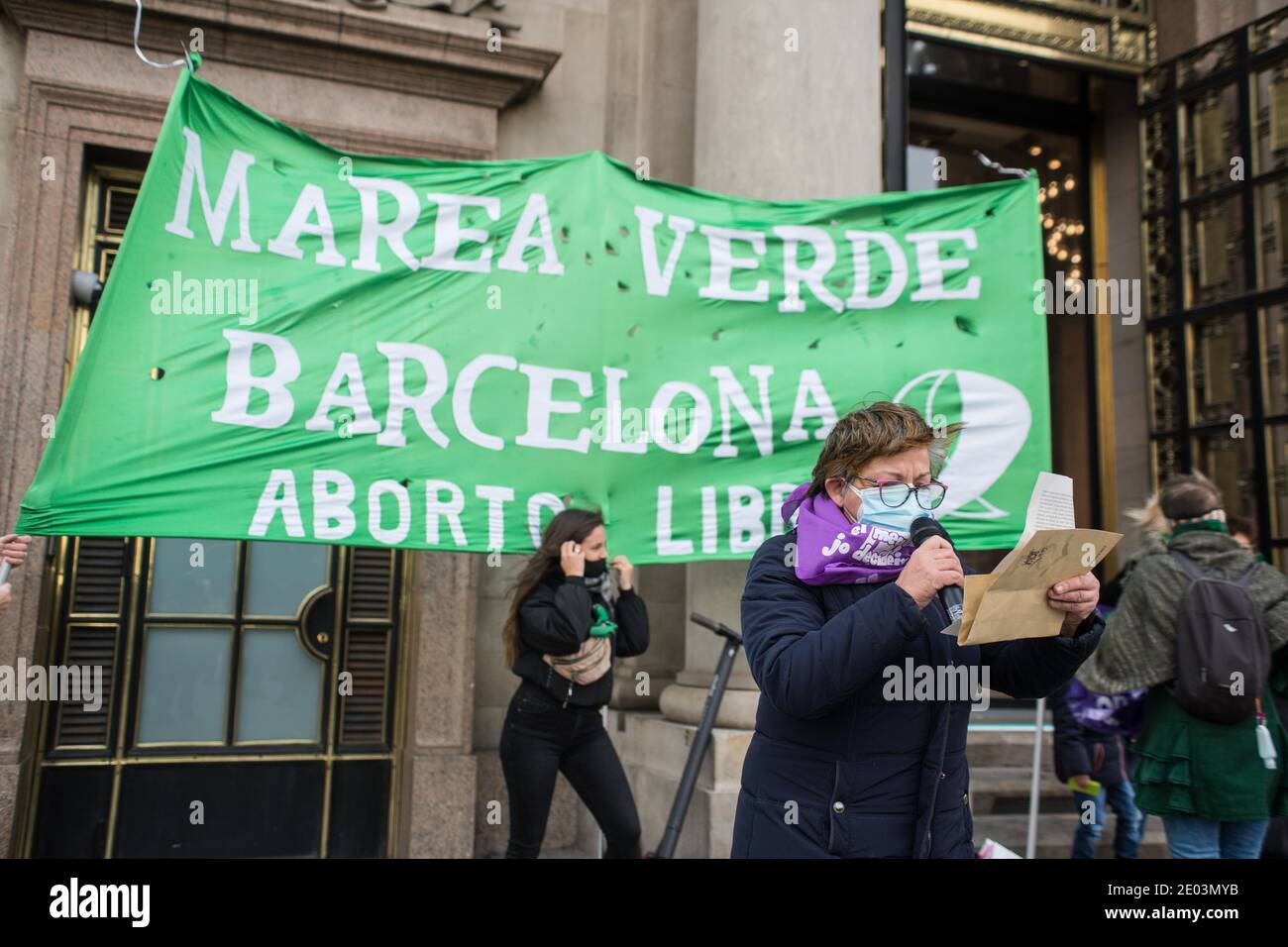 Una donna parla ai manifestanti durante la manifestazione.il movimento argentino, Green Tide (Marea Verde) fa una chiamata di fronte al consolato argentino a Barcellona, il giorno in cui il Senato argentino discute di dare la sanzione finale ad una legge che permette l'interruzione volontaria della gravidanza. Foto Stock