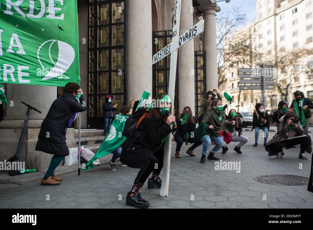 Un protestante canta mentre tiene una croce durante la manifestazione.il movimento argentino, Green Tide (Marea Verde) fa una chiamata di fronte al consolato argentino a Barcellona, il giorno in cui il Senato argentino discute di dare la sanzione finale ad una legge che permette l'interruzione volontaria della gravidanza. Foto Stock