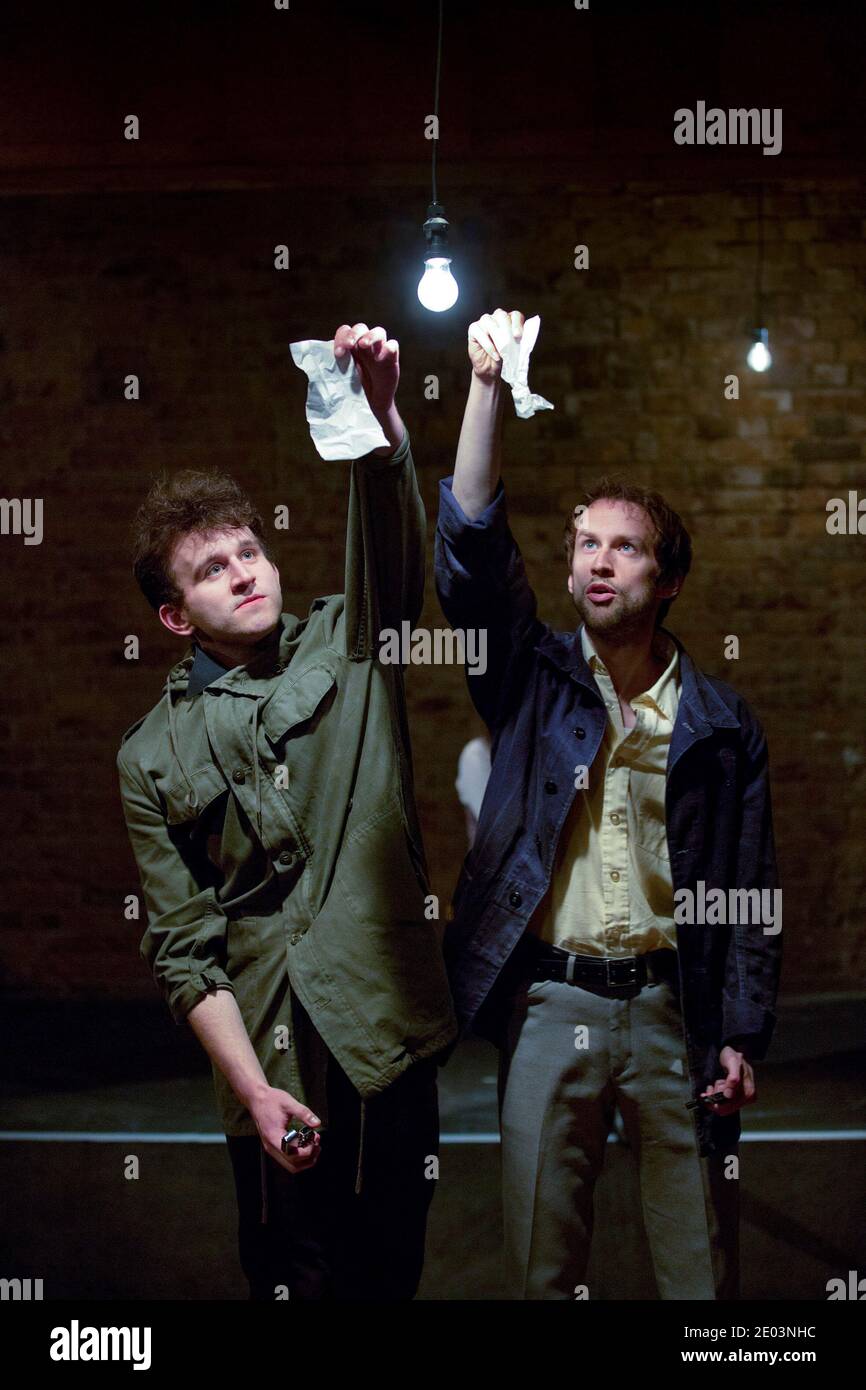 l-r: Harry Melling (Morris/Jim), Mark Arends (Smith/John) nella BRIGATA ARRABBIATA di James Graham al Bush Theatre, Londra W12 06/05/2015 a Paines Plough & Theatre Royal Plymouth produzione design: Lucy Osborne illuminazione: Tom Gibbons regista: James Grieve Foto Stock