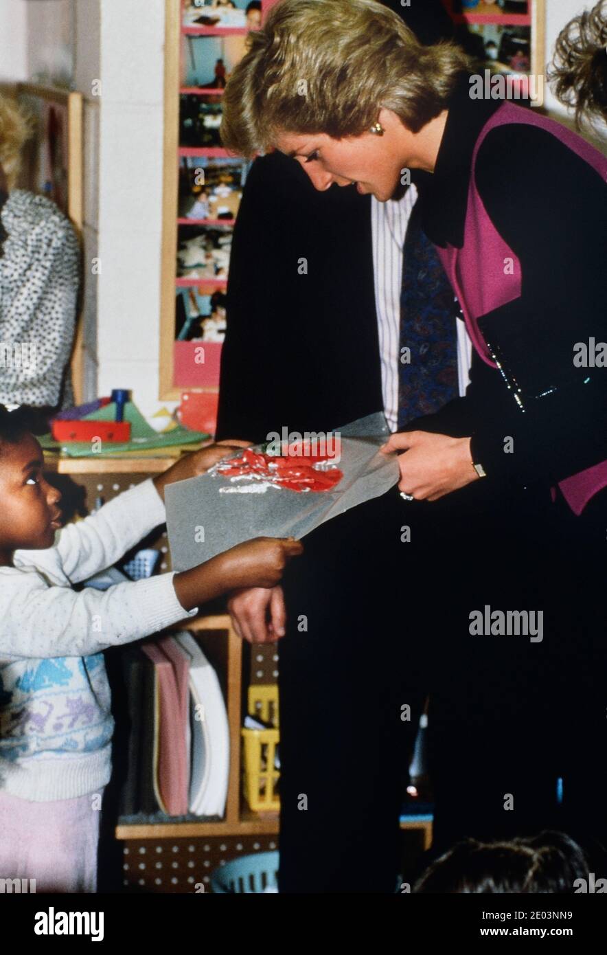 Diana, Principessa del Galles, accetta le opere d'arte di un bambino durante una visita all'Urban Family Center. Insediamento di Henry St. New York. STATI UNITI. 2 Febbraio 1989 Foto Stock