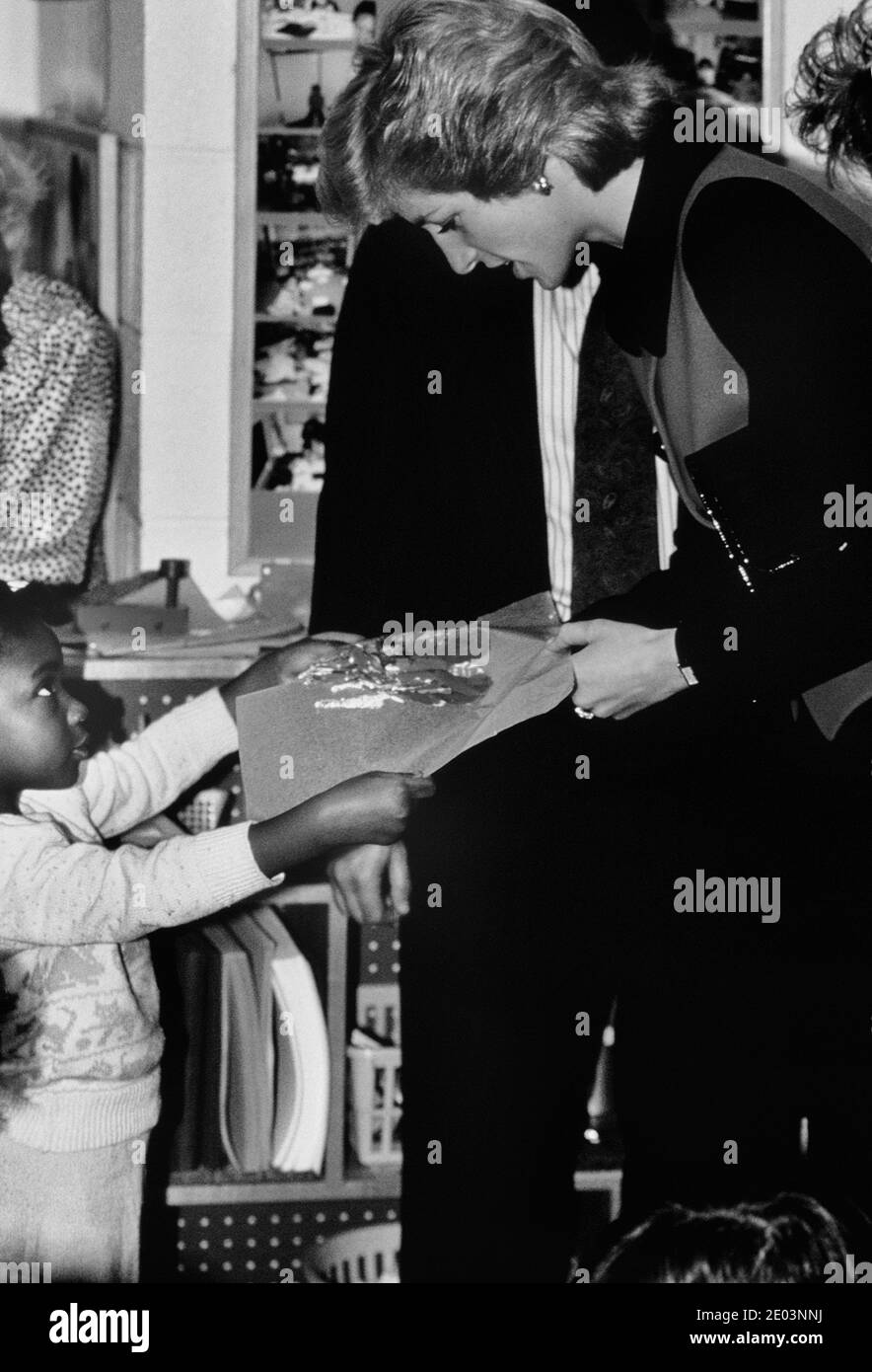 Diana, Principessa del Galles, accetta le opere d'arte di un bambino durante una visita all'Urban Family Center. Insediamento di Henry St. New York. STATI UNITI. 2 Febbraio 1989 Foto Stock