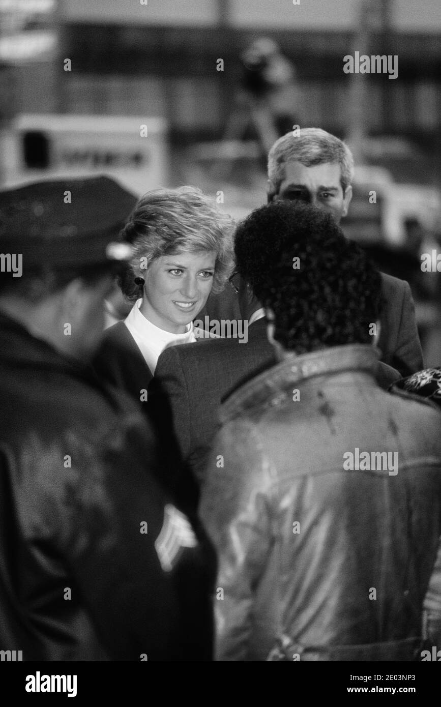 Diana, Principessa del Galles, circondata dalla polizia e dalla sicurezza, arriva per una visita all'unità pediatrica per l'AIDS dell'Harlem Hospital di Harlem. New York City, Stati Uniti. Feb 1989 Foto Stock
