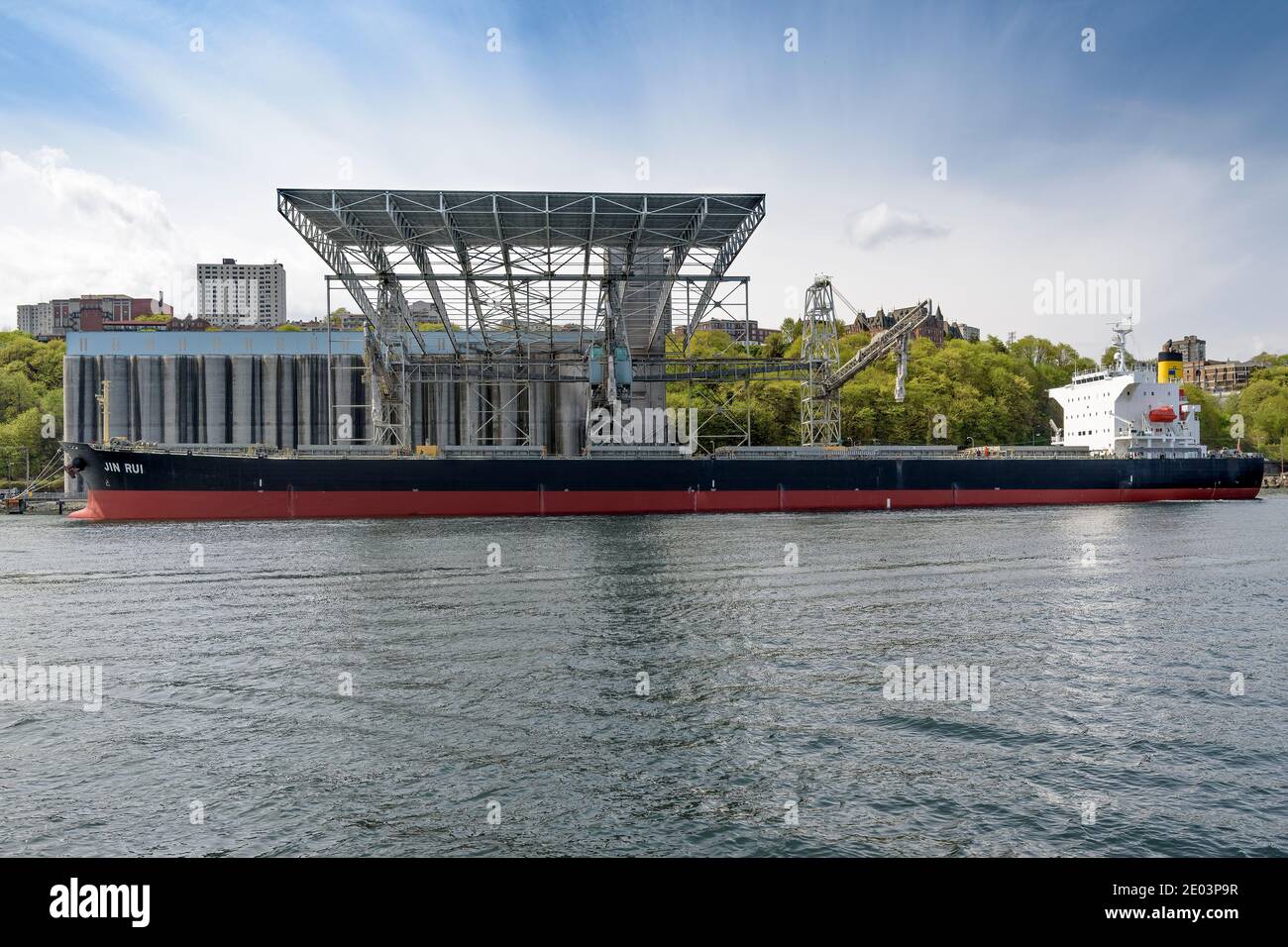 La Bulk Carrier Jin Rui presso l'elevatore di cereali TEMCO a Commencement Bay, Tacoma, WA, USA. 12 aprile 2015 Foto Stock