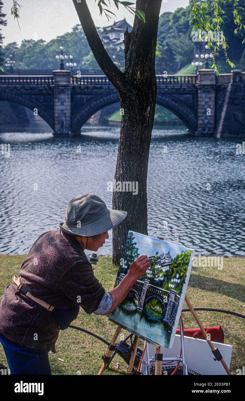 Artista giapponese al lavoro che pianse il ponte Seimon Ishibashi, che costituisce l'ingresso principale sopra il fossato, al Palazzo Imperiale, Tokyo, Giappone, maggio 1998 Foto Stock