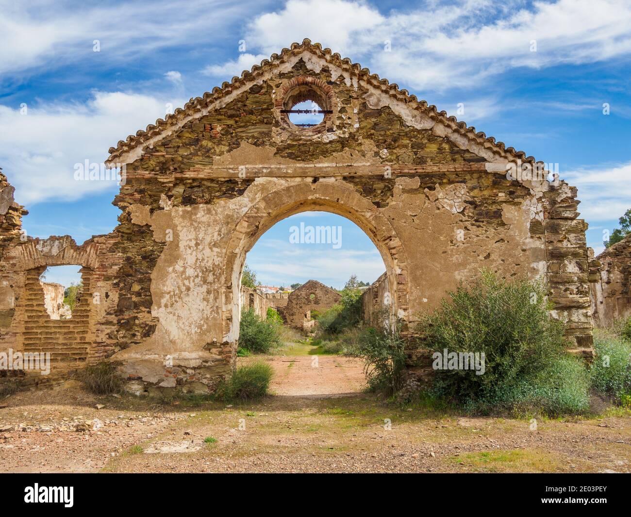 La miniera São Domingos è una miniera abbandonata di piriti di rame e zolfo a Corte do Pinto, Alentejo, Portogallo. Foto Stock