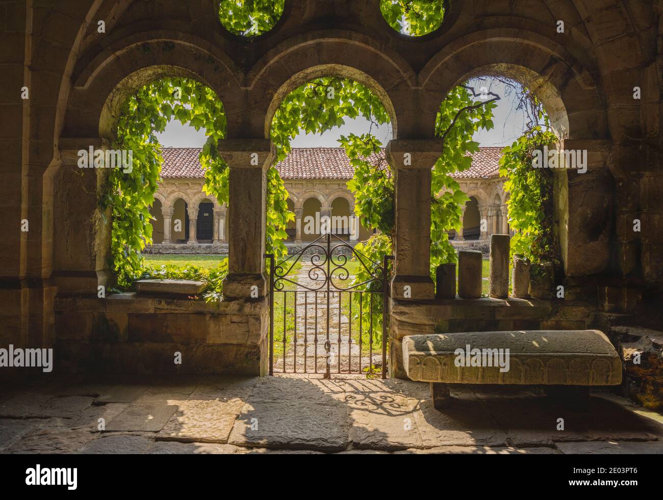 Chiostro della chiesa romanica della Colegiata, Santillana del Mar, Cantabria, Spagna. Nome completo: Colegiata de Santa Juliana de Santillana del Mar Foto Stock