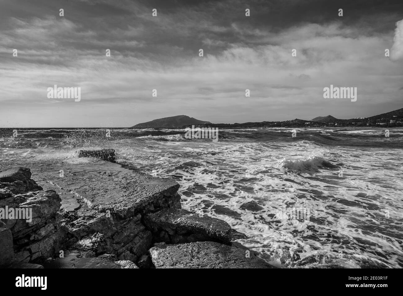 Infrangere le onde alla spiaggia di Legrena su un vento ventoso a sud, Grecia Foto Stock