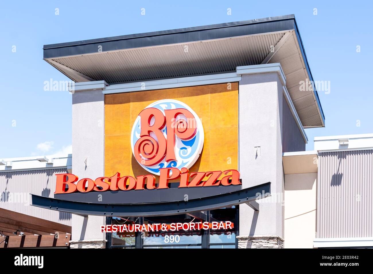 Primo piano del cartello del ristorante Boston Pizza sull'edificio. Toronto, Canada. Foto Stock