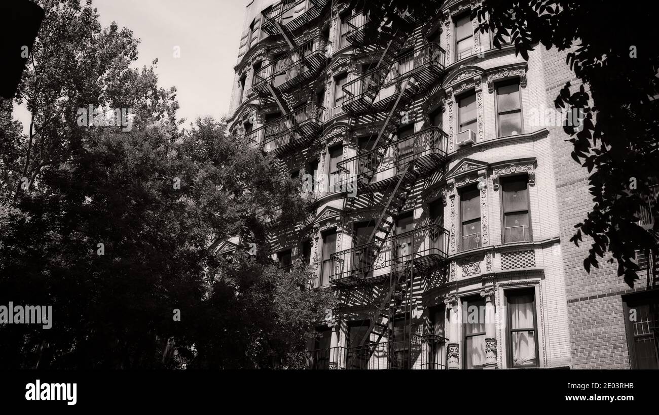 New York, NY, Stati Uniti d'America - Dic 29, 2020: East Village vecchio edificio residenziale con scappate di fuoco metallico Foto Stock