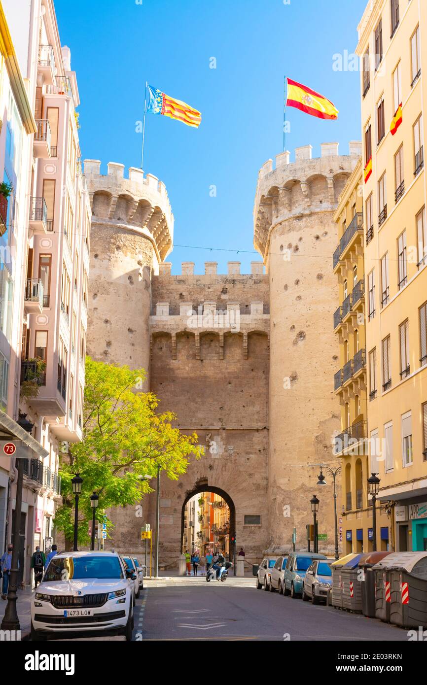 Valencia, Spagna. 11 ottobre 2020: Facciata esterna della porta nelle torri Quart, o Cuarte torri, 15 ° secolo. Da Quart Street. Accesso al sistema HIS Foto Stock