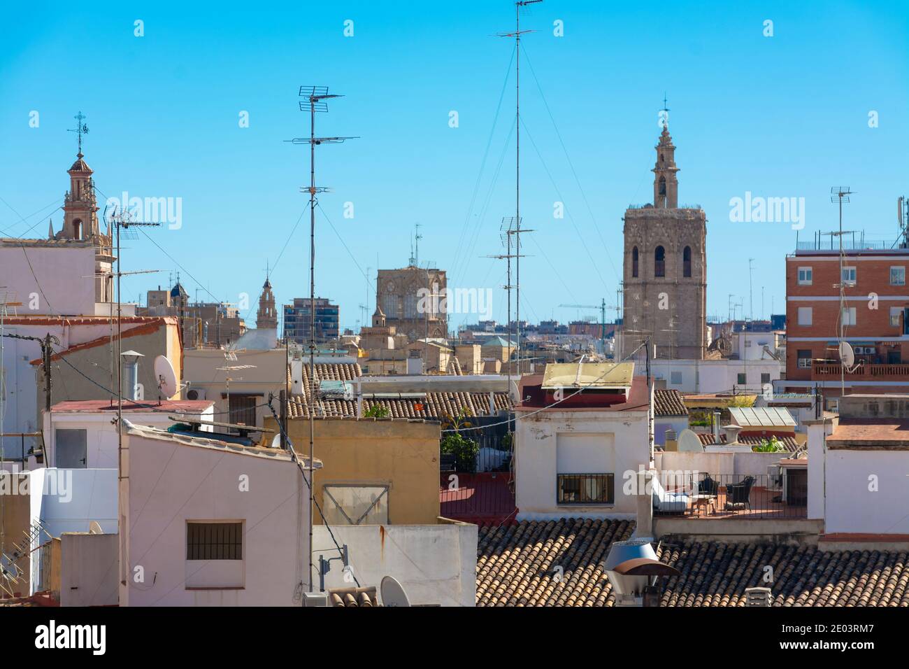 Valencia, Spagna. 11 ottobre 2020: Tetti della città e chiese. A destra, la torre Miguelete, il campanile della cattedrale, al centro. Foto Stock