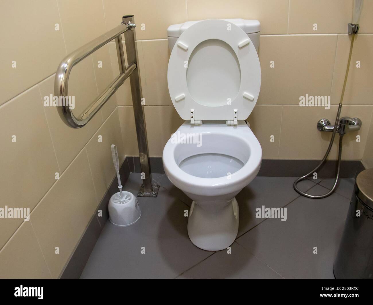 dispositivo speciale per disabili in una toilette nella ospedale Foto Stock