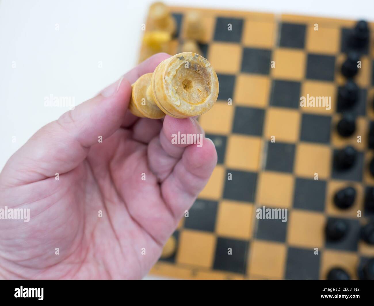 Pezzi di scacchi in legno dell'URSS sulla tavola. Foto Stock