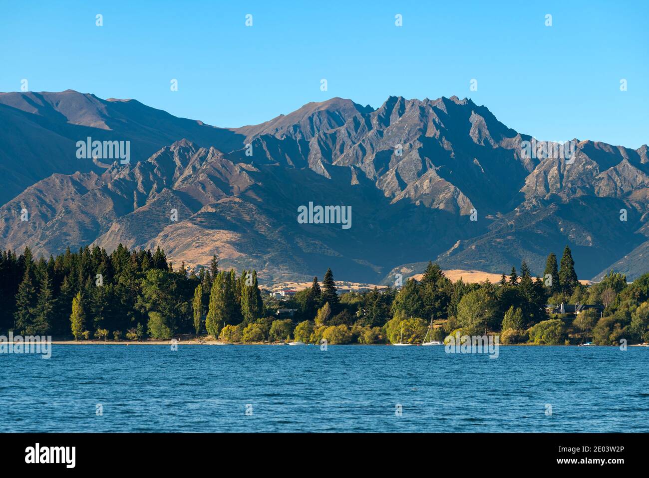 Roys Bay sul lago Wanaka contro le montagne, Wanaka, Queenstown-Lakes District, Otago Region, South Island, Nuova Zelanda Foto Stock